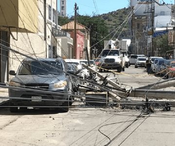 Unidad pesada derriba postes de luz y deja sin energía al Centro