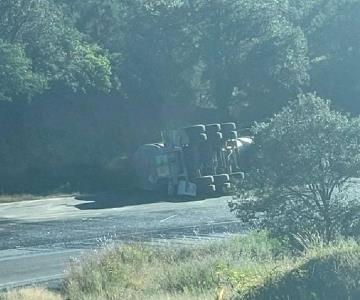 Cierran la carretera Ímuris-Cananea por derrame de ácido nítrico