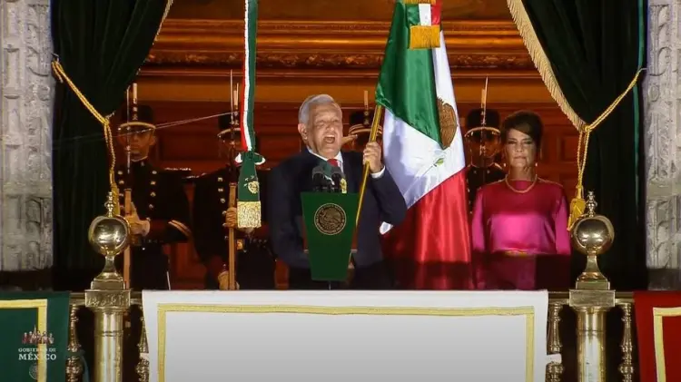 Da López Obrador Grito por 212 años de Independencia