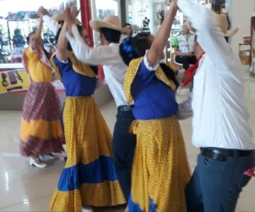 Realizan un emotivo evento cultural en Plaza del Mayo