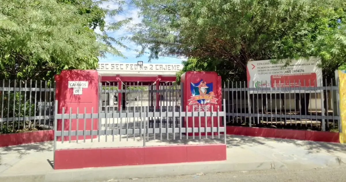 Alumnos de la Secundaria No. 2 Cajeme escriben a mano su propio examen