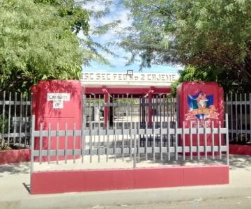 Alumnos de la Secundaria No. 2 Cajeme escriben a mano su propio examen