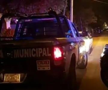 Asaltan a joven con arma de fuego en Puerta Real; detienen a uno