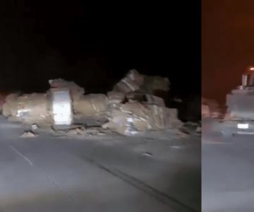 Tráiler cargado de cartón se vuelca en la carretera Hermosillo-Guaymas