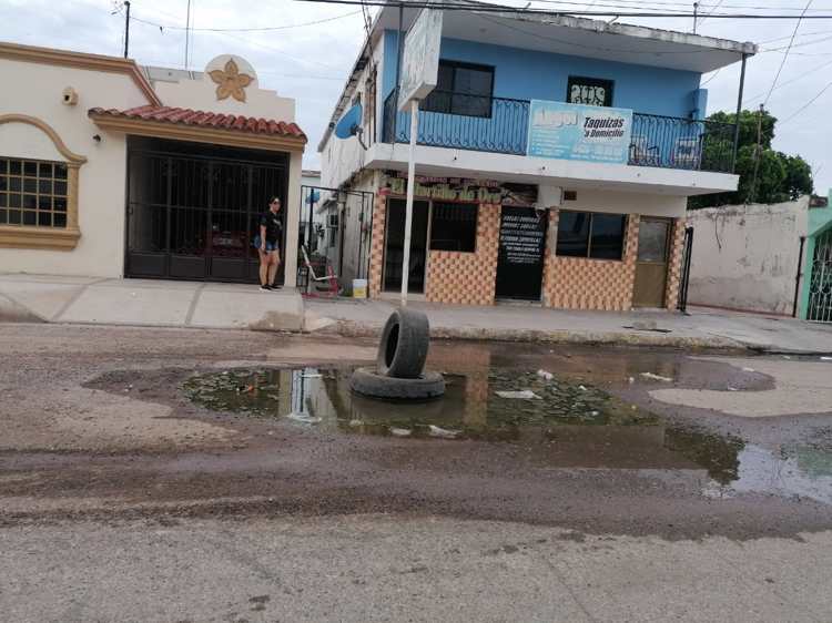Molesta fuga de aguas negras a vecinos de la Constitución