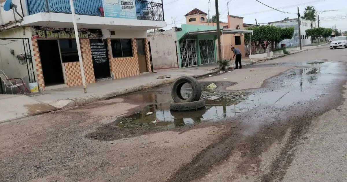 Molesta fuga de aguas negras a vecinos de la Constitución