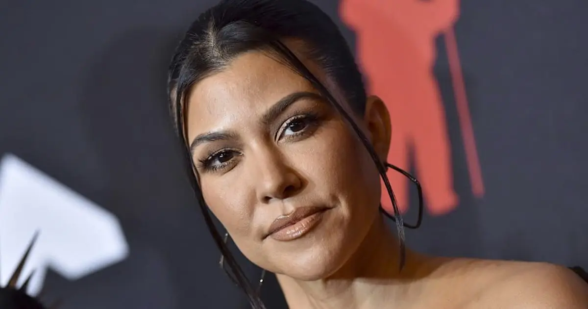 Kourtney Kardashian enfrenta a fan que la creía embarazada