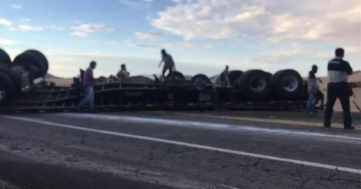 Trailero se queda dormido y vuelca en tramo carretero SLRC-Sonoyta