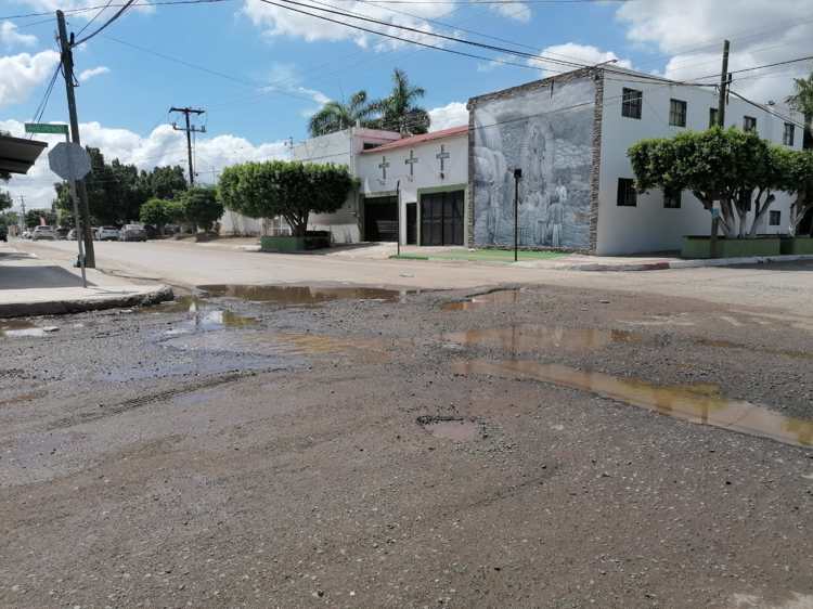 Molesta fuga de aguas negras a vecinos de la Constitución