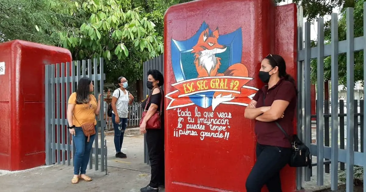 Maestros de la Secundaria 2 Cajeme se manifiestan contra de la directora