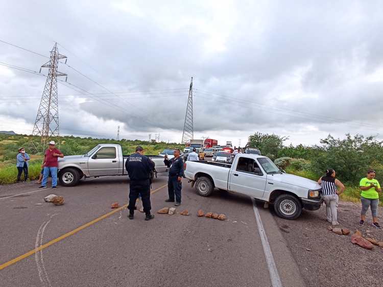 Vecinos de Lomas de Colosio bloquean carretera por falta de agua