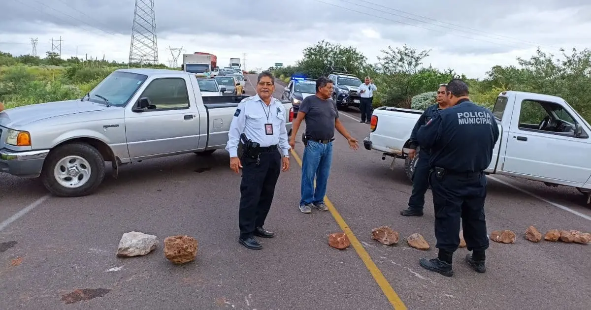Vecinos de Lomas de Colosio bloquean carretera por falta de agua