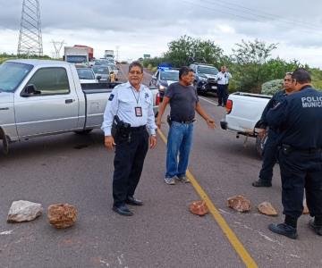 Vecinos de Lomas de Colosio bloquean carretera por falta de agua