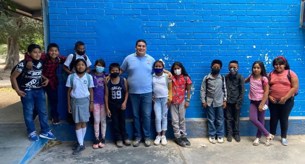 Maestro organiza colecta de útiles escolares para ayudar a sus alumnos