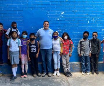 Maestro organiza colecta de útiles escolares para ayudar a sus alumnos