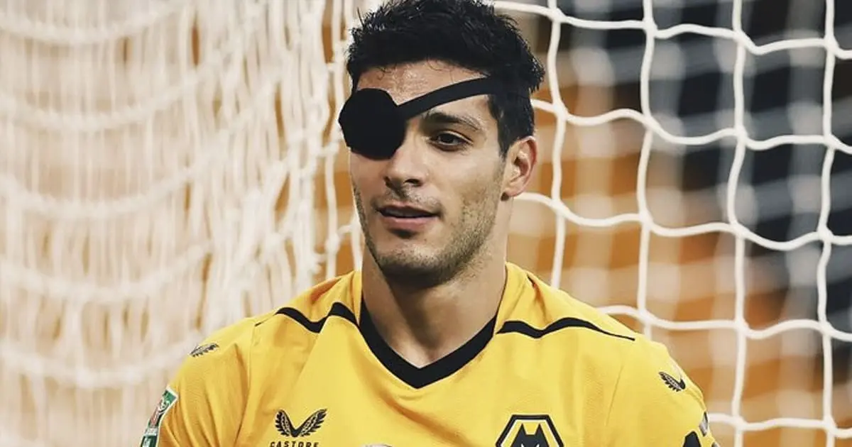 Raúl Jiménez se realiza estudios con la selección