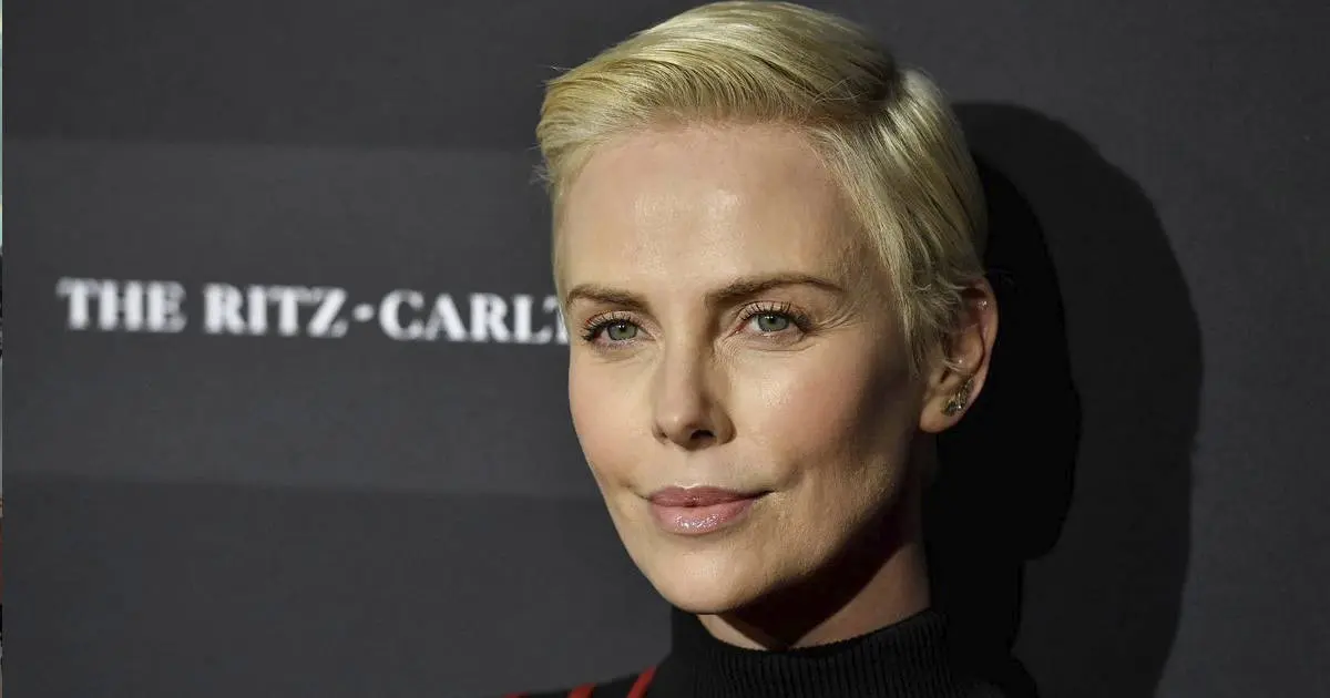 Asegura Charlize Theron no estar al nivel de Kim Kardashian