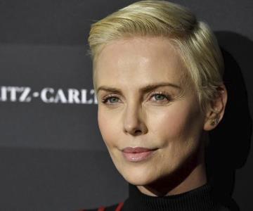 Asegura Charlize Theron no estar al nivel de Kim Kardashian