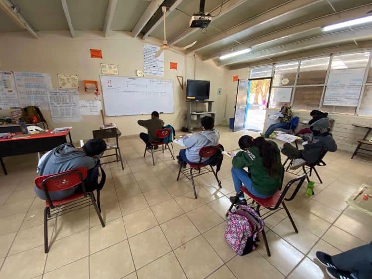 Maestro organiza colecta de útiles escolares para ayudar a sus alumnos