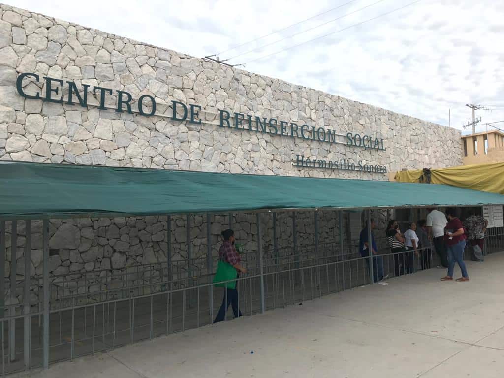 Familiares ingresan al Cereso I para visitar a internos tras incendio