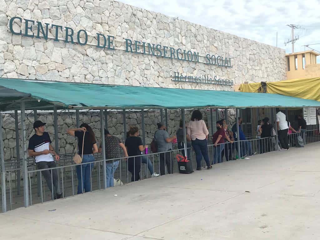 Familiares ingresan al Cereso I para visitar a internos tras incendio