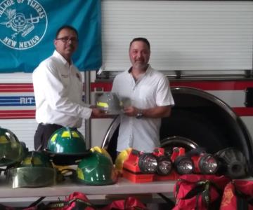 Bomberos de Guaymas reciben uniforme y equipo de combate