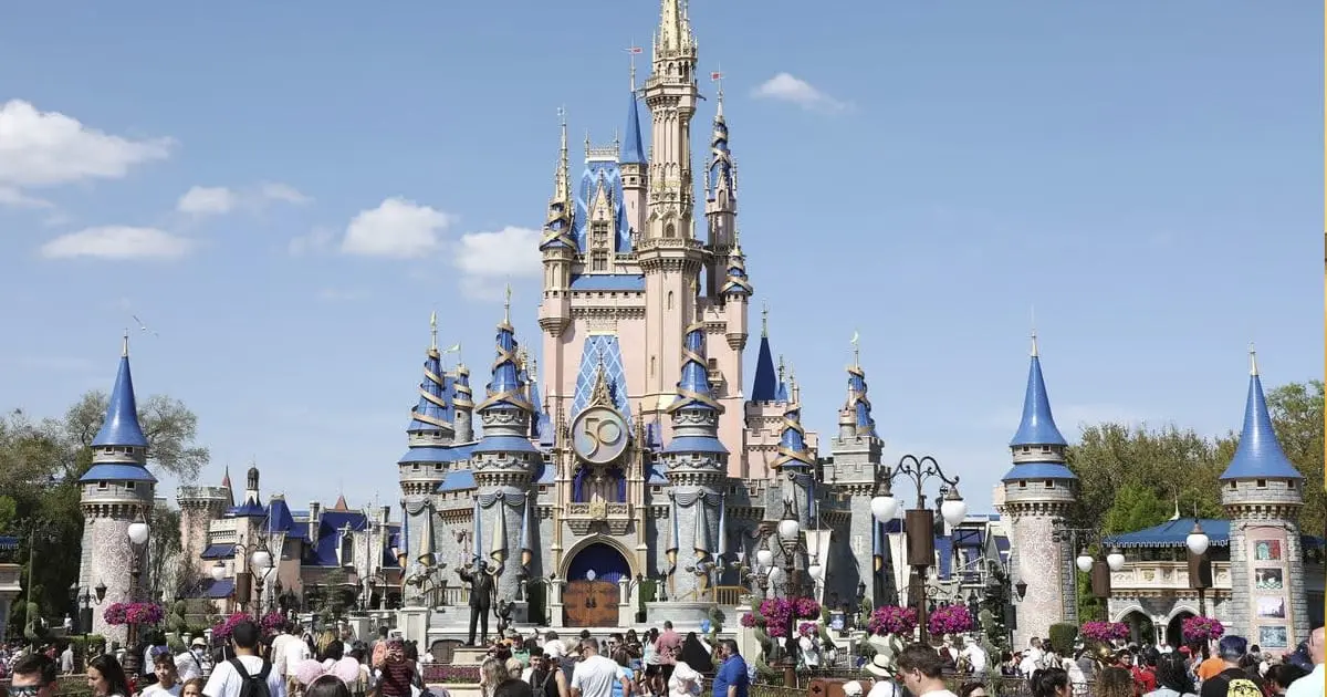 VIRAL|Esconden a niña en carriola para no pagar entrada en Disney