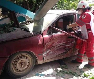 Conductor se impacta contra un restaurante de mariscos