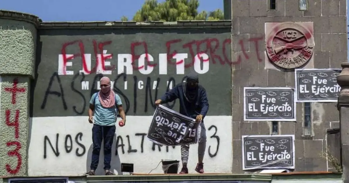 Normalistas protestan en campo militar