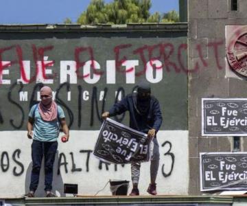 Normalistas protestan en campo militar