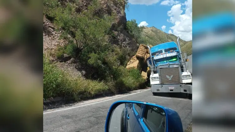 ¡Otro accidente! Camión de carga pierde carga en tramo Ímuris-Cananea