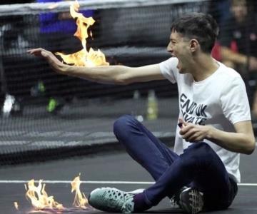 Protestante se prende fuego en juego de Laver Cup 