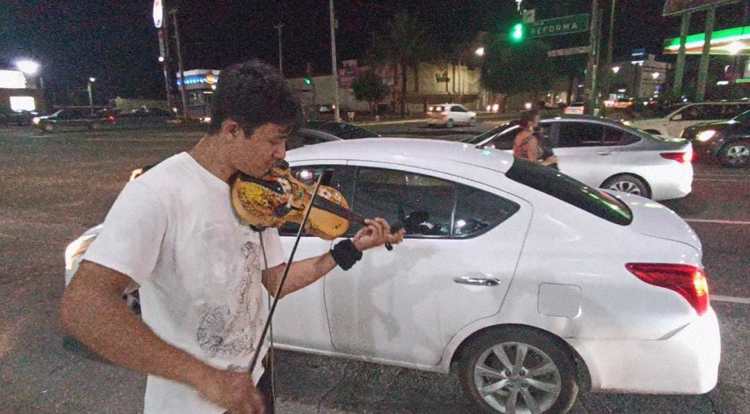Acompañados de un violín, recorren México para cumplir sus sueños