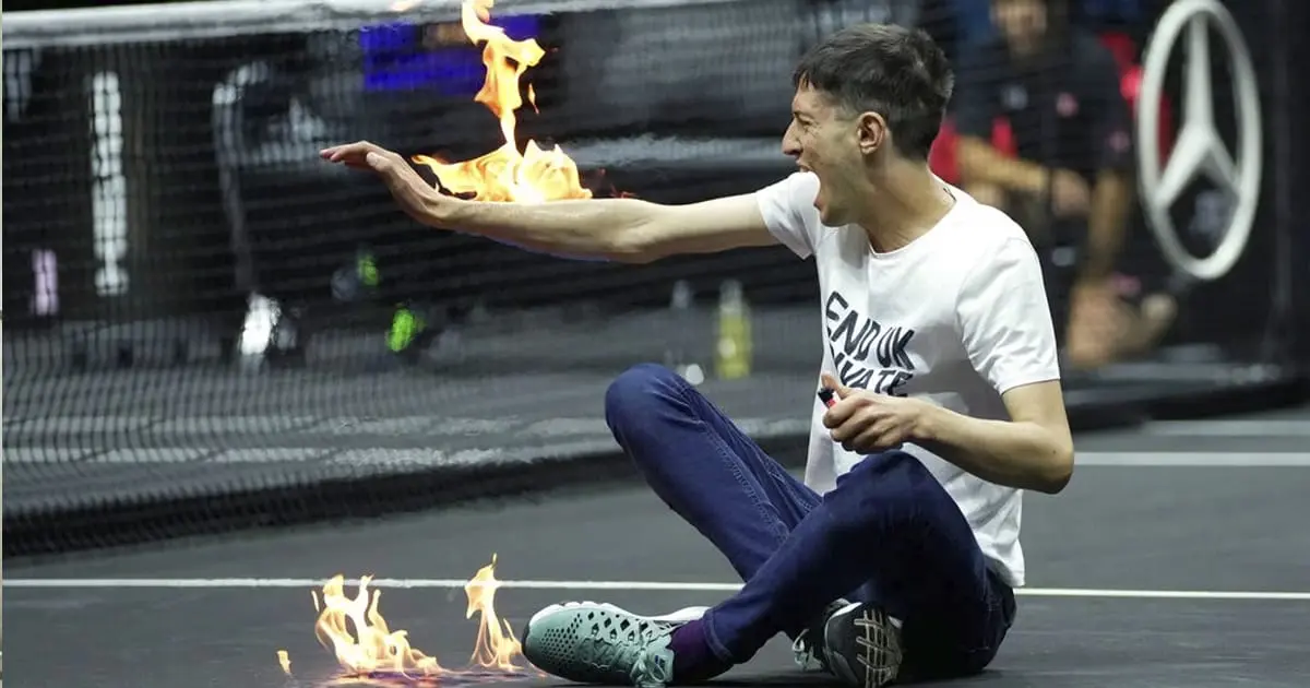 Activista prende fuego a su brazo como protesta durante un partido