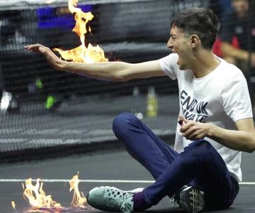 Activista prende fuego a su brazo como protesta durante un partido