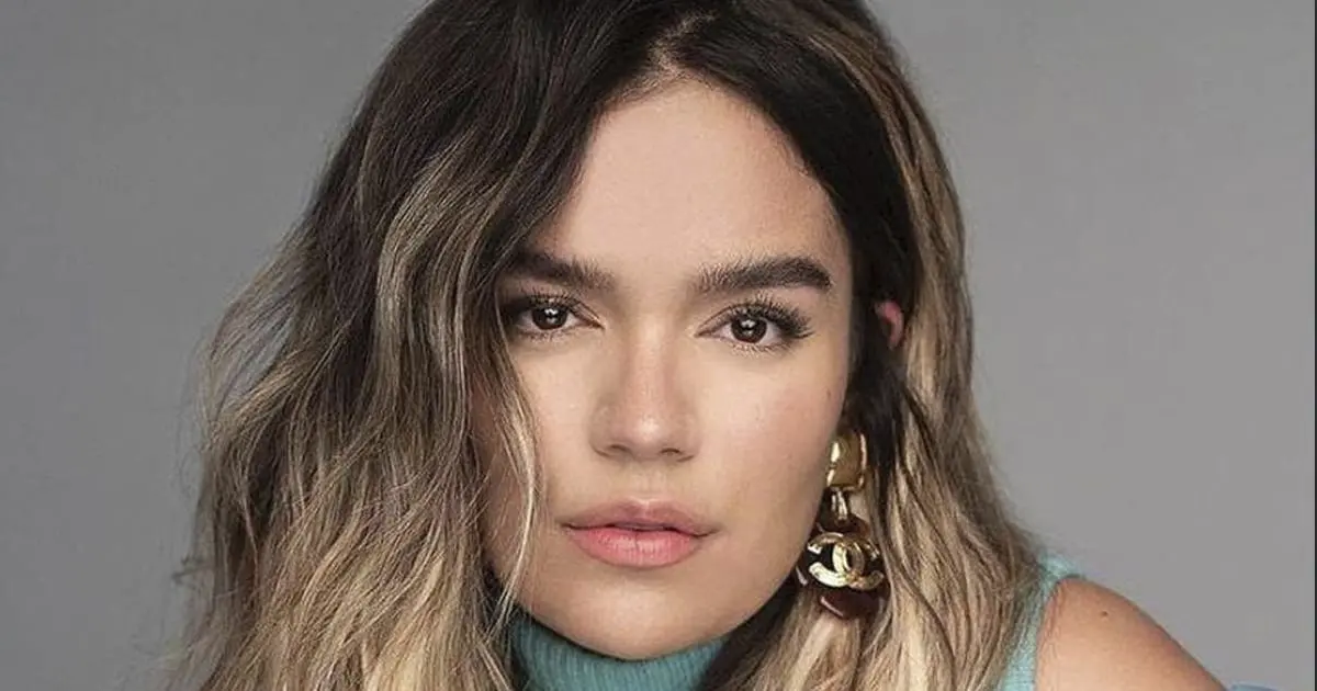 Arrebatan micrófono a Karol G durante concierto
