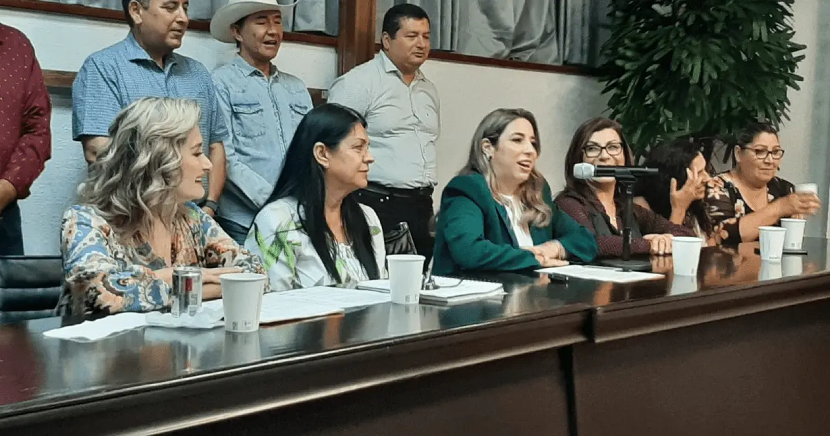 Diputadas renuncian al PRI para pasar a filas de Morena