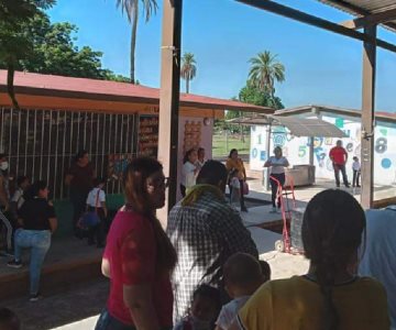 Amenazan padres de familia con tomar escuela por baños indignos