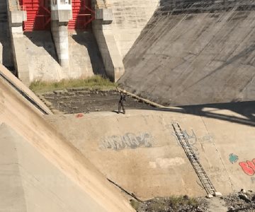 Video | Rescatan a mujer que cayó en la presa Abelardo Rodríguez