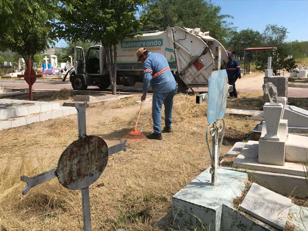 Cortan maleza en el Panteón Yáñez para las próximas visitas