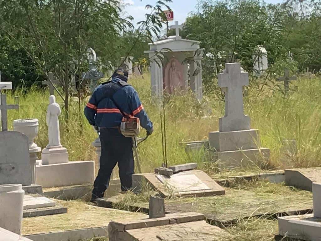 Cortan maleza en el Panteón Yáñez para las próximas visitas