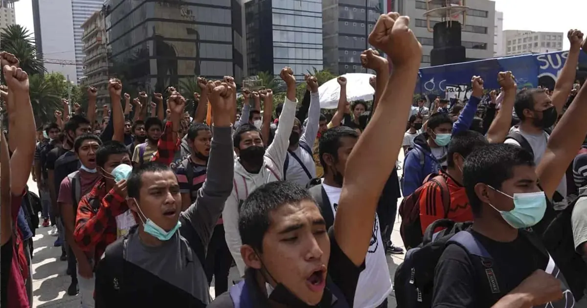 Marchan en estados de la República por 43 normalistas