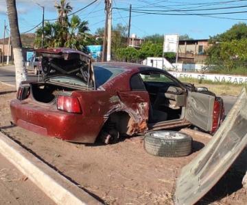 Abandonan deportivo con placas de la etnia Yaqui tras chocar contra palmera