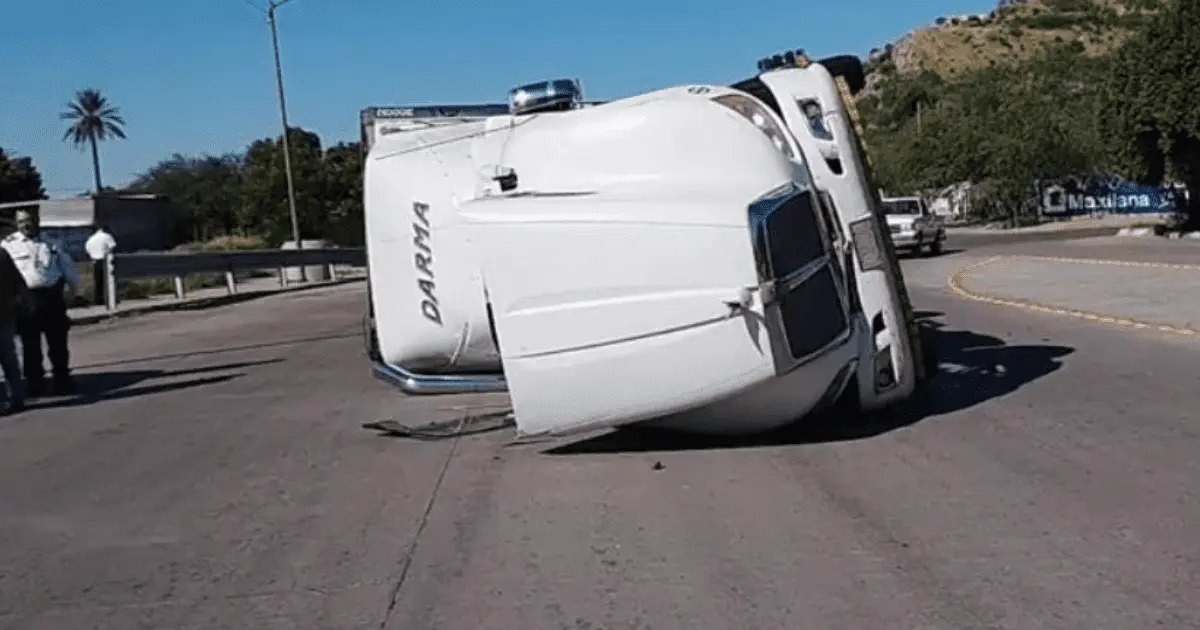 Se vuelca tráiler cargado de duraznos al oriente de Hermosillo