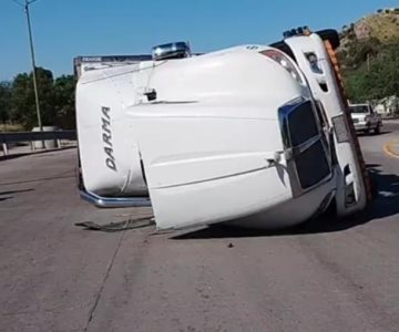 Se vuelca tráiler cargado de duraznos al oriente de Hermosillo