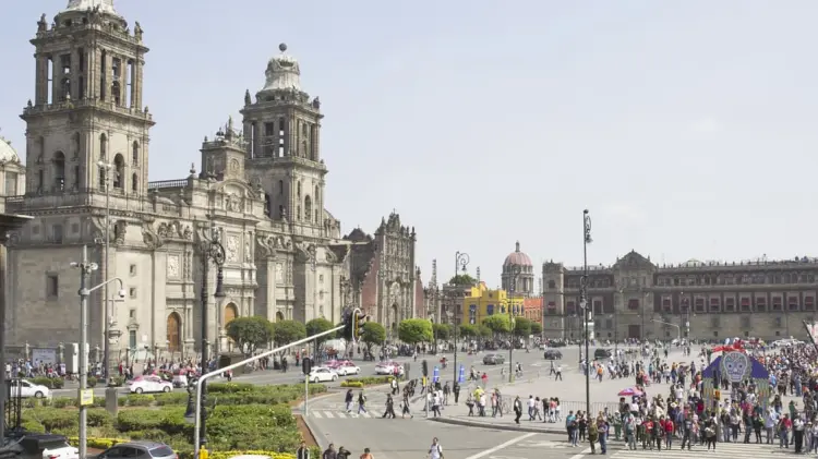 Aprueban exhorto para cambiar el nombre al Zócalo