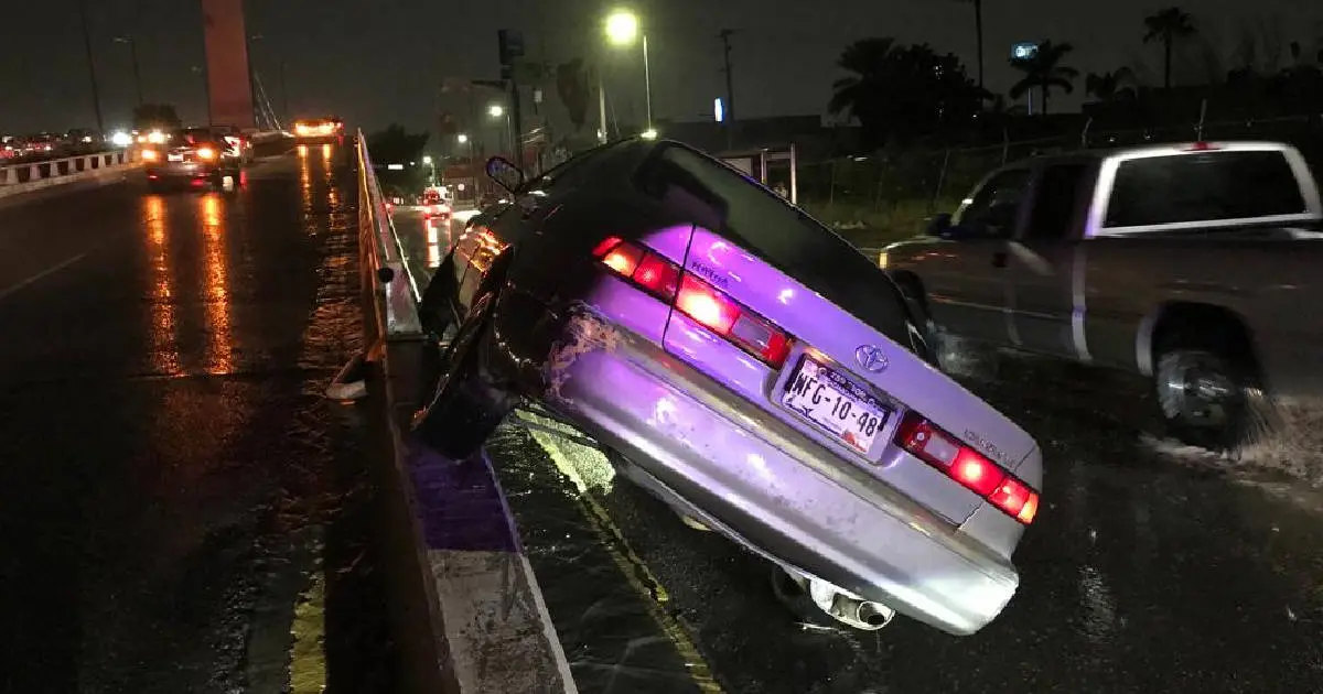 Lluvia impide visibilidad y queda encima del puente del bulevar Morelos