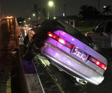 Lluvia impide visibilidad y queda encima del puente del bulevar Morelos