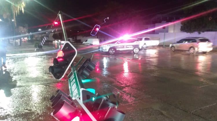 Lluvia impide visibilidad y queda encima del puente del bulevar Morelos