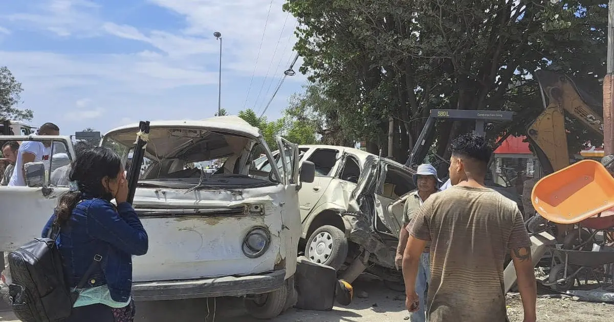 Tráiler sin frenos impacta negocios y es captado en cámara